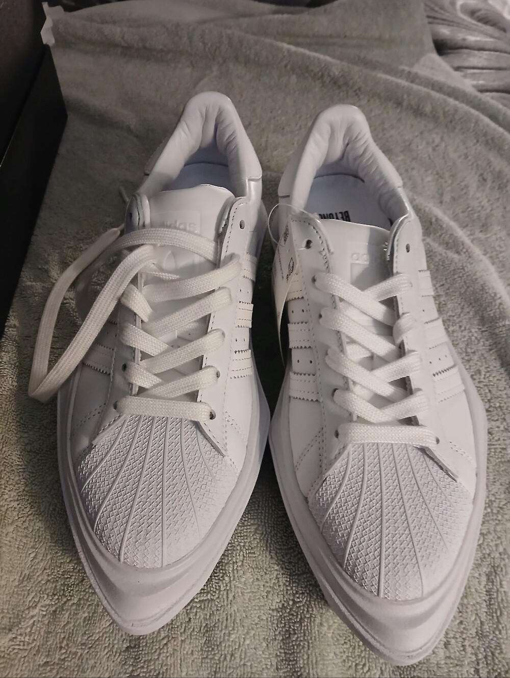 Beyonce Adidas,Men's White Low-Top Sneakers - Classic Casual Style
